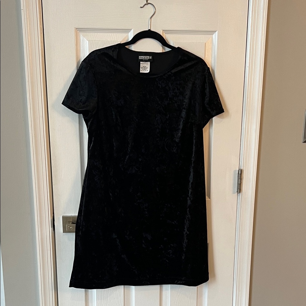 Vintage 90s Black Velvet Short Sleeve Dress
Sz S/M